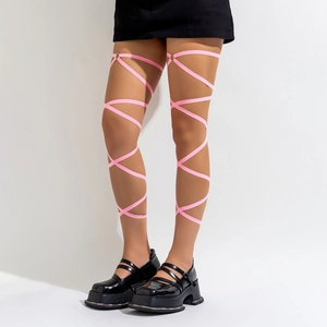 Detailweergave van de roze elastische beenharnas met metalen ringen en kruisbanden