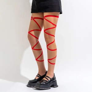 Detailansicht der roten elastischen Beinschlaufen mit Kreuzwickeldesign im Punk-Stil