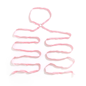 Detail van de roze elastische beenketting met zilveren metalen ringen en bandjes