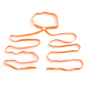 Makro-Detail einer sexy orangen elastischen Beinkette mit silberner herzförmiger Metallschnalle