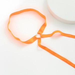 Detail der orangen Beinkette aus Chiffon mit silbernem Herz-Metallverbinderring