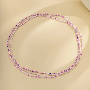 Detail van Boheemse kleurrijke kralen tailleketting met elastische meervoudige strengen