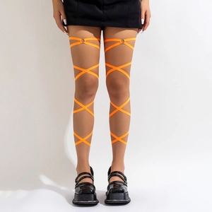 Detail van een feloranje elastische beenketting met een zilveren metalen ringetje