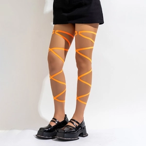 Detail van oranje elastische beenketting met gekruiste bandjes en metalen ringen voor punkstijl