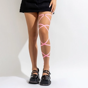 Sexy roze elastische beenketting met kruisbandjes en metalen ringen op een model