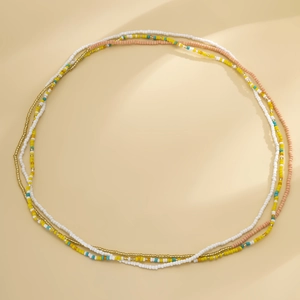 Detail van meerlaagse kleurrijke kralen heupketting in levendige zomerse kleuren voor