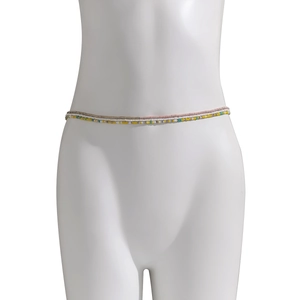 Detail van een bohemien gelaagde tailleketting met gekleurde kralen op een witte mannequin