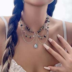 Detailansicht der mehrlagigen Boho-Halskette mit bunten Natursteinen und Sternanhängern