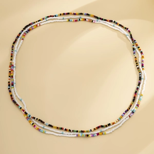 Detail van de vierlaagse kleurrijke kralen heupketting in levendige zomerse strandstijl