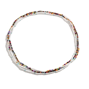 Detail van de dubbellaagse kralen tailleketting met kleurrijke kralen in etnische stijl