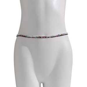Detailweergave van de kleurrijke drielaagse boho-buikketting voor dames op een witte paspop
