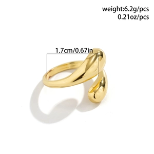 Detail mit 1,7 cm Innendurchmesser und 6,2 g Gewicht eines goldenen minimalistischen Rings