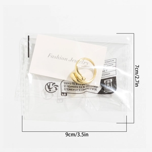 Detail eines goldenen Rings in Verpackung mit Größenangaben von 9cm x 7cm auf Displaykarte