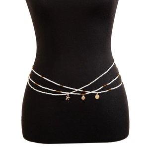Detailopname van de boheemse drielaagse tailleketting met zeester en schelphangers