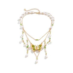 Detail einer mehrlagigen Kette mit grünem Emaille-Schmetterling und Perlen im Y2K-Stil