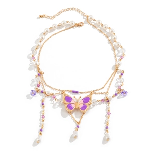 Detailaufnahme von lila Emaille-Schmetterling-Anhänger mit Perlen und goldener Kette