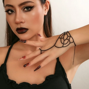 Bracciale anello ragnatela nera gotica da donna accessorio per Halloween mano