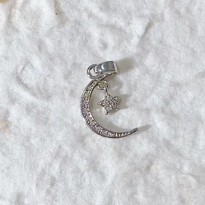 Mikro-pavé Mond und Stern Anhänger in Silber-Finish mit Zirkonia-Steinen besetzt