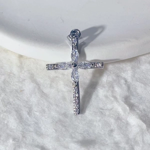 Macro di ciondolo a croce in argento con zirconi cubici taglio marquise e taglio tondo
