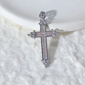Dettaglio del ciondolo a croce in argento con micro-pave di zirconi cubici bianchi