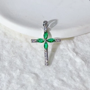 Pendente a croce con zirconi verdi taglio marquise e micro-pavé di pietre bianche lucide
