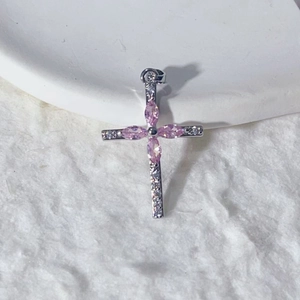 Dettaglio pendente croce argento con pietre marquise rosa e zirconi micro-pave
