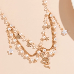 Makroaufnahme der Y2K-Choker-Halskette mit weißen Perlen, Sternanhängern und Strass-Schlangen-Motiv