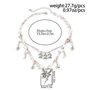Detail der Y2K-Choker-Halskette mit Feen-Anhänger, rosa Perlen und Stern-Elementen