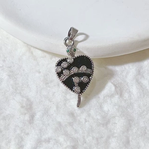 Pendentif cœur vintage avec émail noir, détail de serpent argenté et cristaux brillants