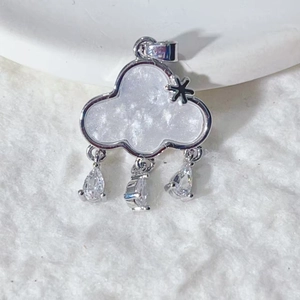 Vergoldeter Wolkenanhänger mit glitzerndem Inlay und Kristall-Regentropfen-Anhängern