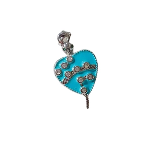 Pendentif cœur et serpent vintage en émail bleu ciel avec détails argentés