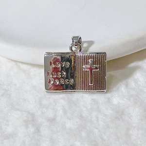 Silberner Buch-Anhänger mit Kreuz und Gravur von Love, Luck und Peace