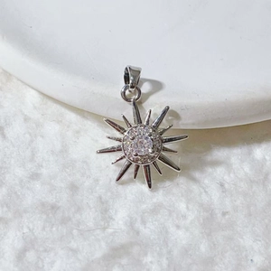 Macro-opname van zilveren sterhanger met sprankelende zirkoon en micro-pave details
