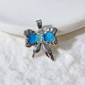Exquisiter 18k vergoldeter Schmetterling-Anhänger mit blauem Glitzer und Markise-Edelstein
