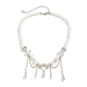 Makro-Detail des Y2K-Chokers mit Perlen und einem geflügelten Herzanhänger aus Metall