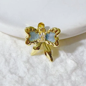 Exquisiter 18k vergoldeter Schmetterlingsanhänger mit blauem Glitzer und Zirkonia
