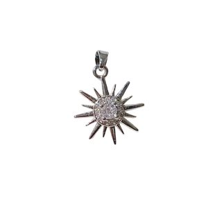 Elegante verzilverde zonnestraal hanger met zirkonia inleg op witte achtergrond