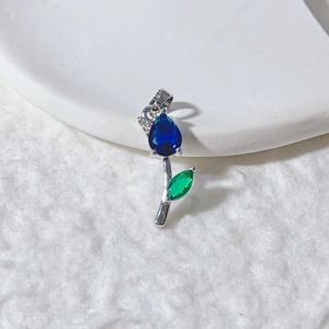 Pendentif tulipe argenté raffiné avec cristal bleu en goutte et gemme verte marquise