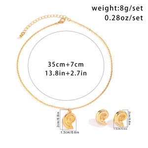 Detail of gold seashell pendant set with precise measurements and lobster clasp chain