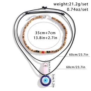 Detailansicht der Boho-Halsketten mit blauem bösen Blick und rosa Kristallanhänger