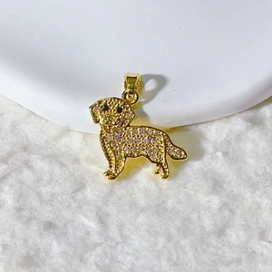 Goldener Shiba Inu Anhänger mit Mikro-Pave-Kristallen auf weißem Plüschuntergrund