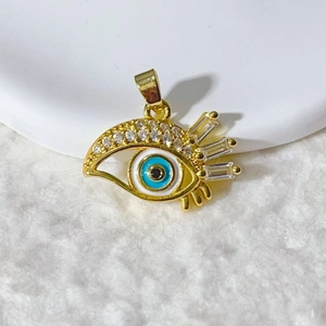 Pendentif oeil bleu plaqué or 18 carats avec cils sertis de zircons étincelants