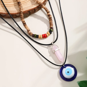 Details einer mehrlagigen Boho-Halskette mit Holzperlen, Rosa-Stein und Evil-Eye-Anhänger