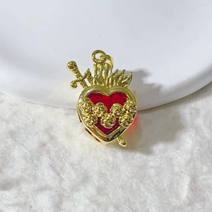 Macro detail van de heilige hart hanger met rood kristal en gouden roosmotieven