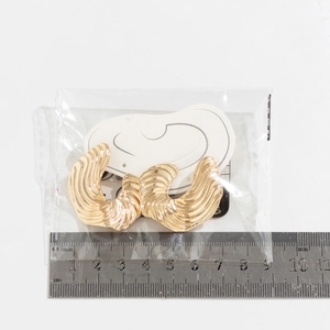 Misura dettagliata degli orecchini a foglia di ginkgo dorata con righello di 4 cm