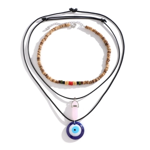 Detail der mehrlagigen Kette mit Holzperlen, rosa Kristall und blauem Evil Eye Anhänger