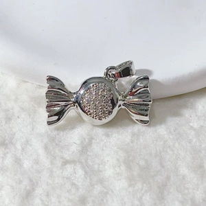 Colgante de hip hop en forma de caramelo con piedras brillantes en tono plateado
