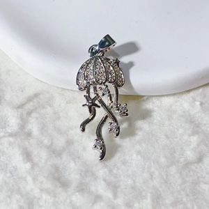 Ciondolo a forma di medusa in argento con zirconi bianchi su sfondo di pelliccia bianca