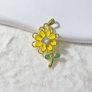 Pendaglio a girasole placcato oro con petali in smalto giallo e zircone lucido al centro