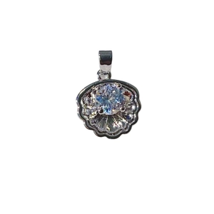 Pendente a conchiglia in argento con zircone centrale e piccoli cristalli incastonati